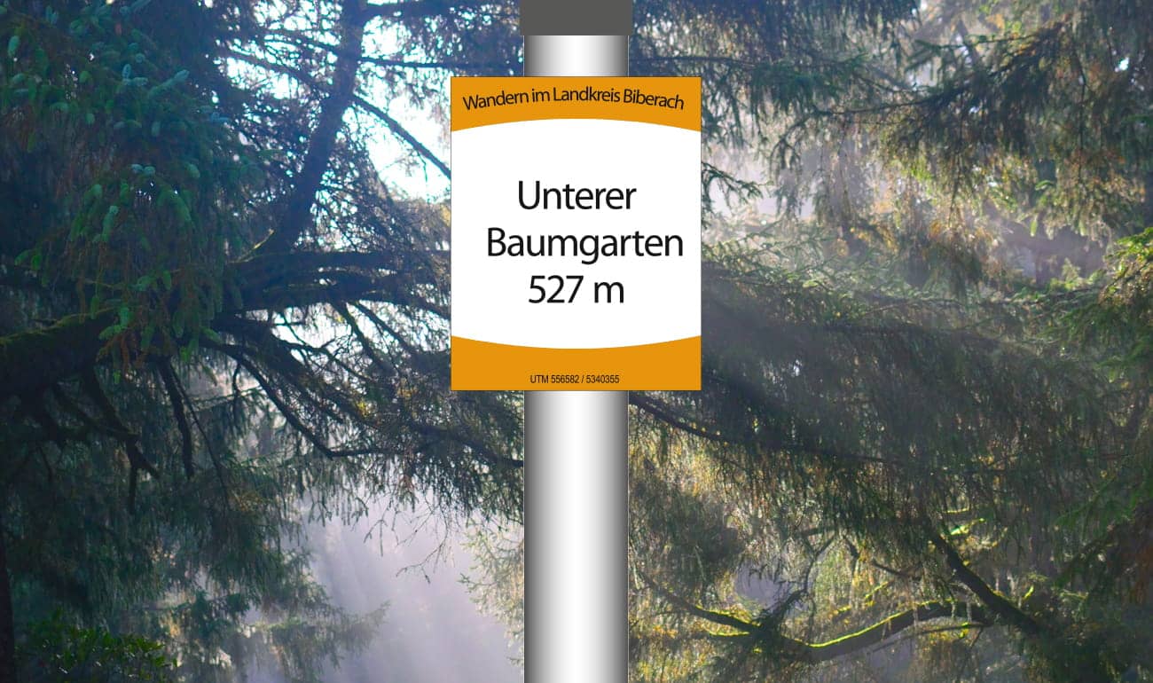 Standortplakette System Oberschwaben mit Baum und Wiese im Hintergrund